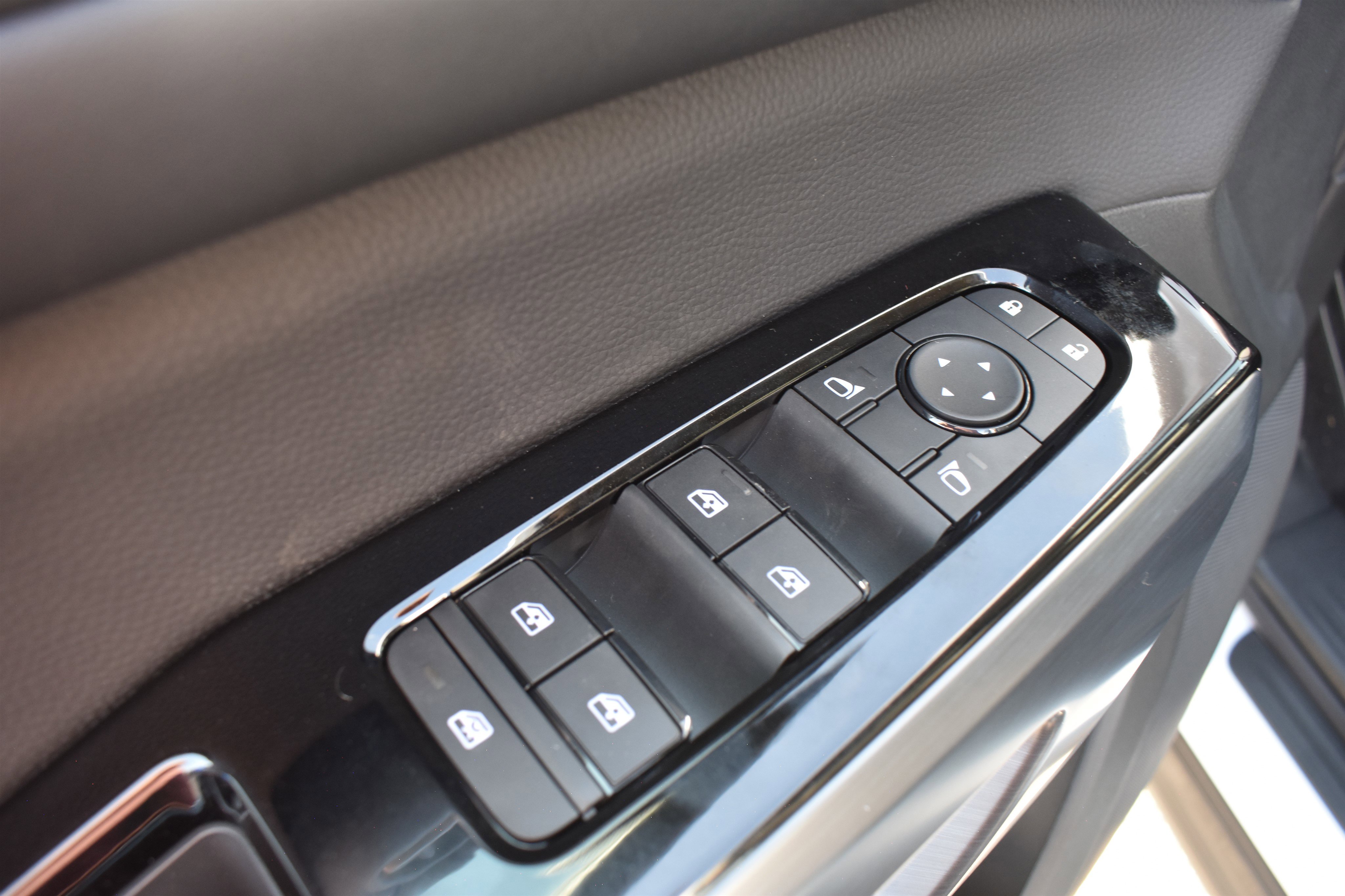 2025 Nissan Pathfinder SL photo 4