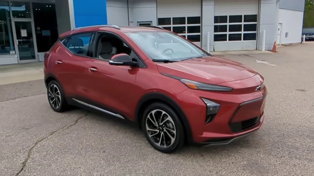 2022 Chevrolet Bolt EUV Premier photo 2