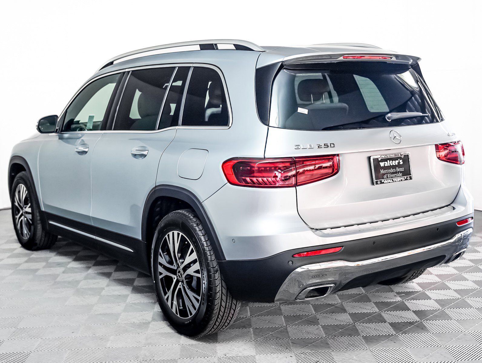 2025 Mercedes Benz GLB 250 4MATIC photo 2