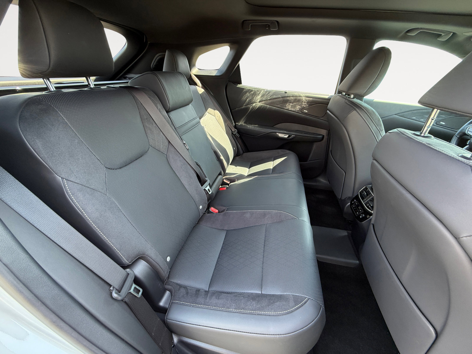 2024 Lexus RX 450h+ Luxury photo 17