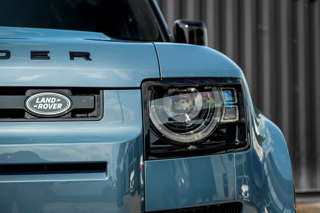 2025 Land Rover Defender 110 X-Dynamic SE photo 3