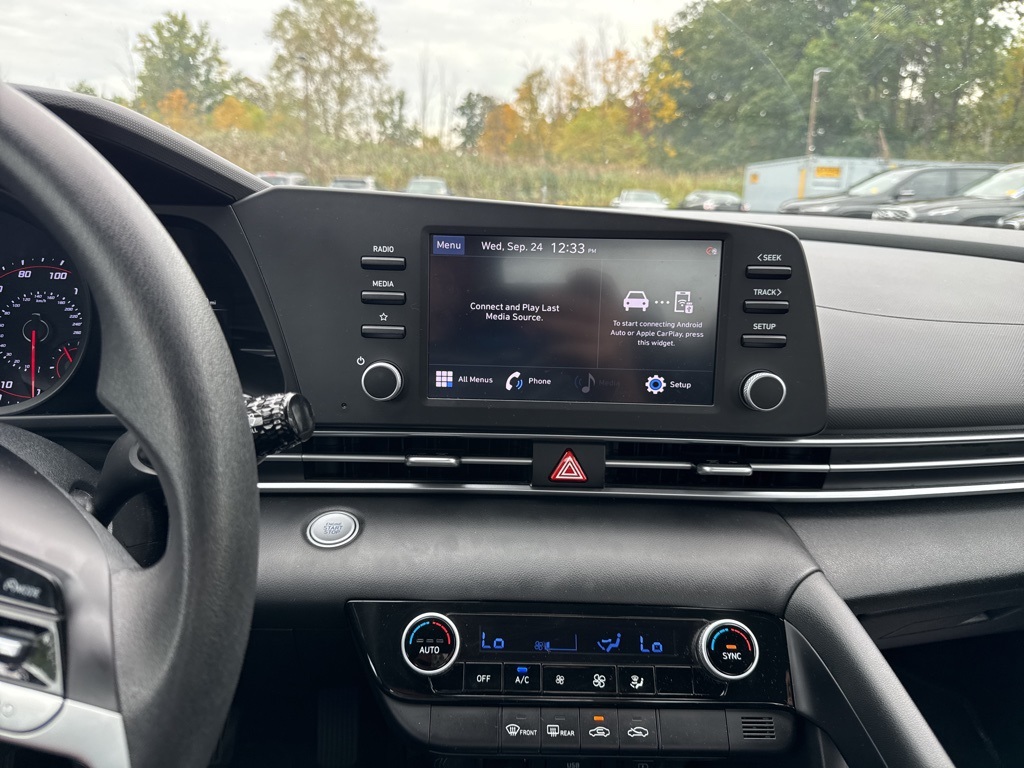 2022 Hyundai Elantra SEL photo 3