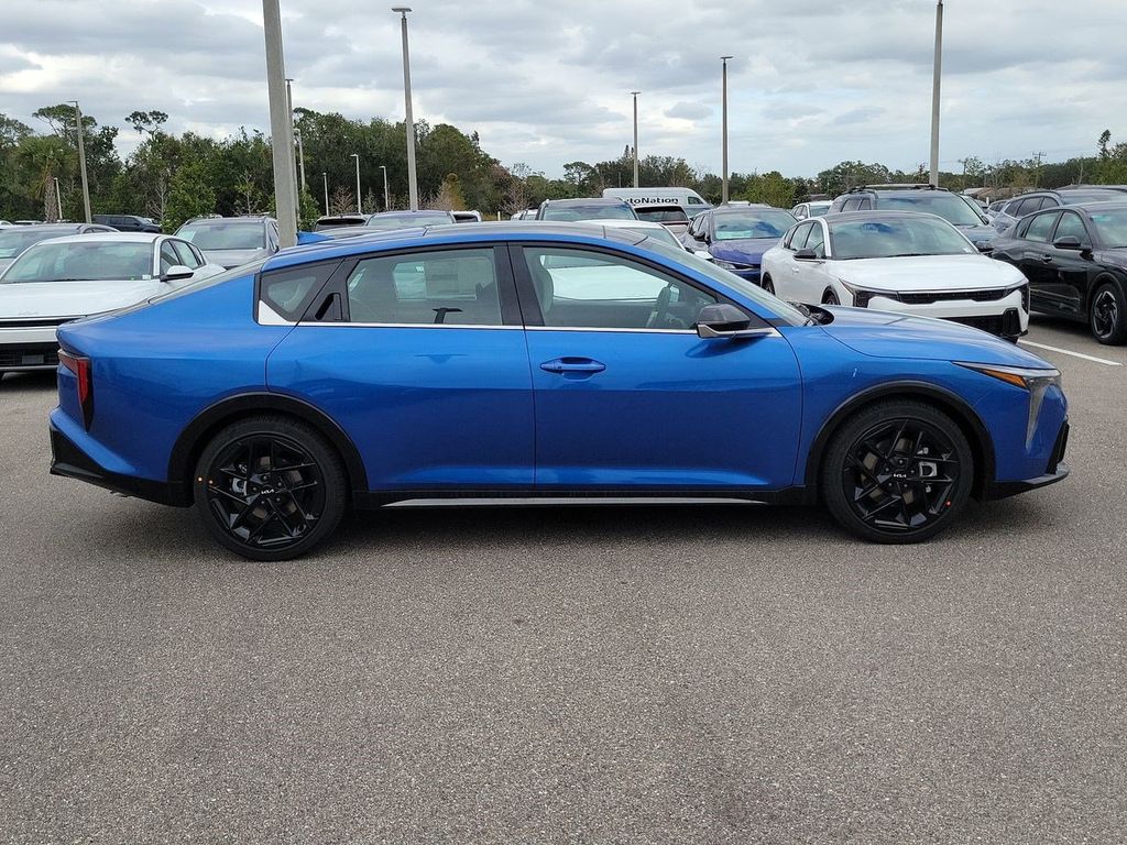 2025 Kia K4 GT-Line Turbo photo 3