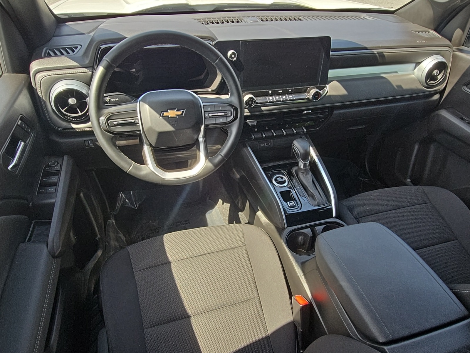 2023 Chevrolet Colorado LT photo 2