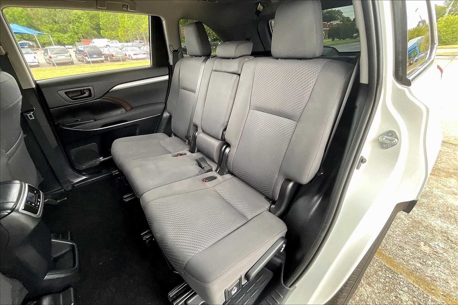 2019 Toyota Highlander LE photo 18