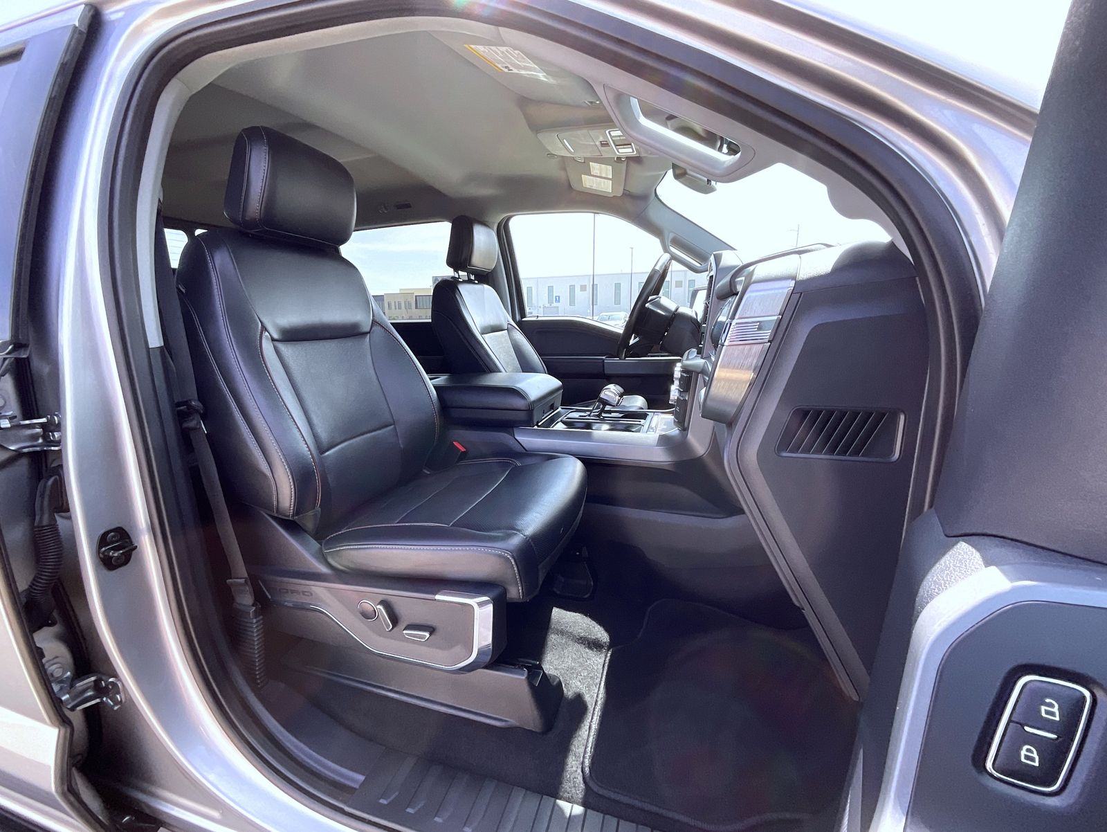 2023 Ford F-150 Lariat photo 16