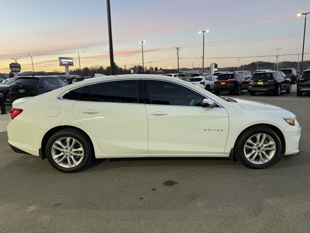 2018 Chevrolet Malibu 1LT photo 2