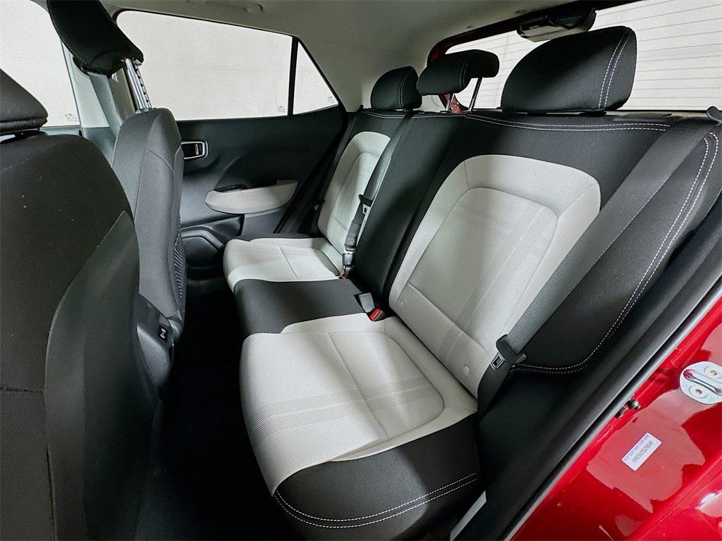 2025 Hyundai Venue SEL photo 11