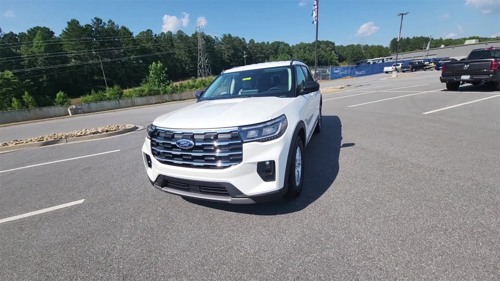 2025 Ford Explorer photo 2