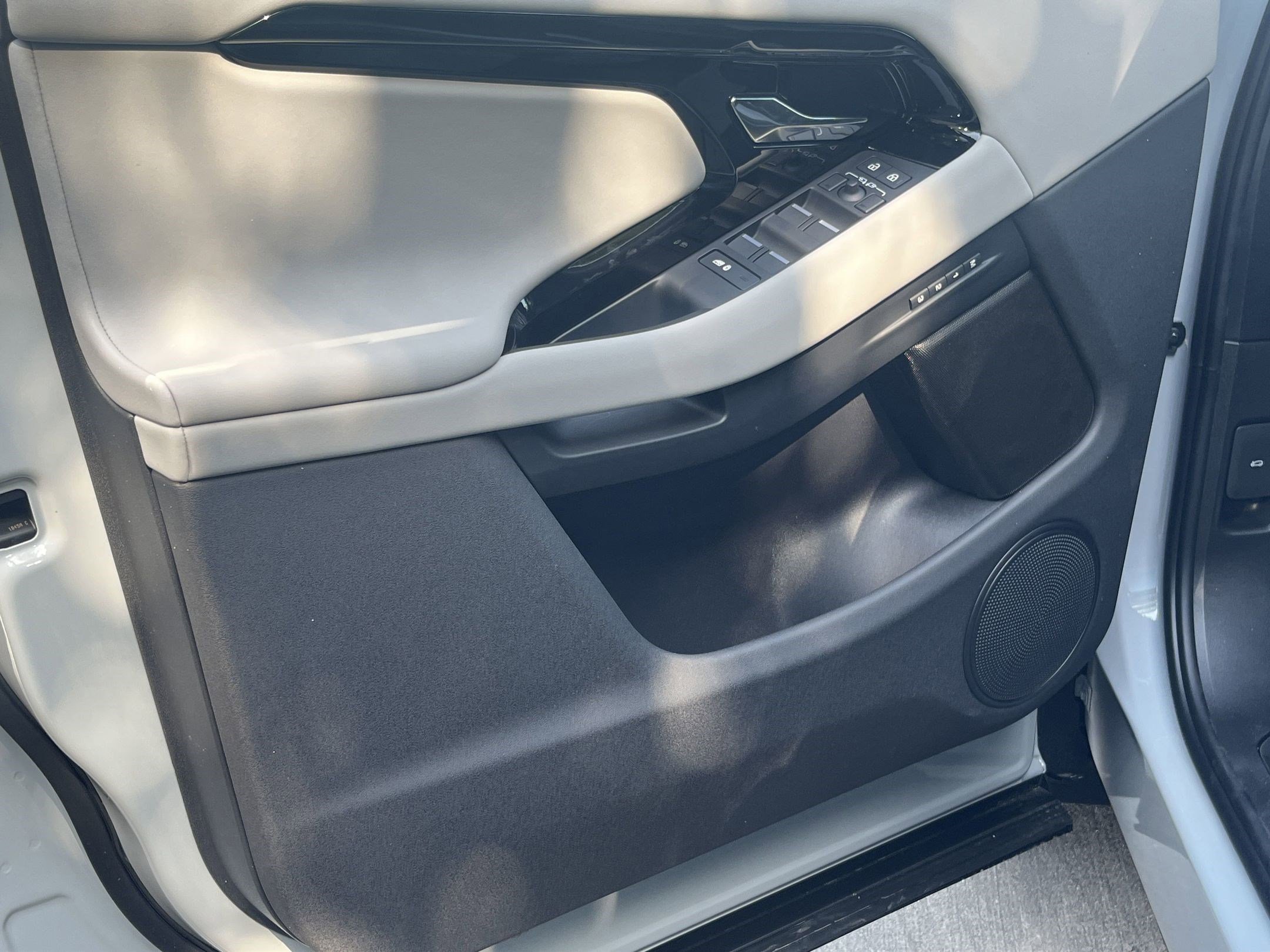 2026 Land Rover Range Rover Evoque Dynamic SE photo 11
