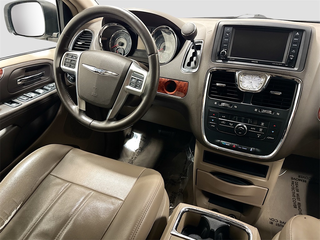 2013 Chrysler Town & Country Touring photo 7