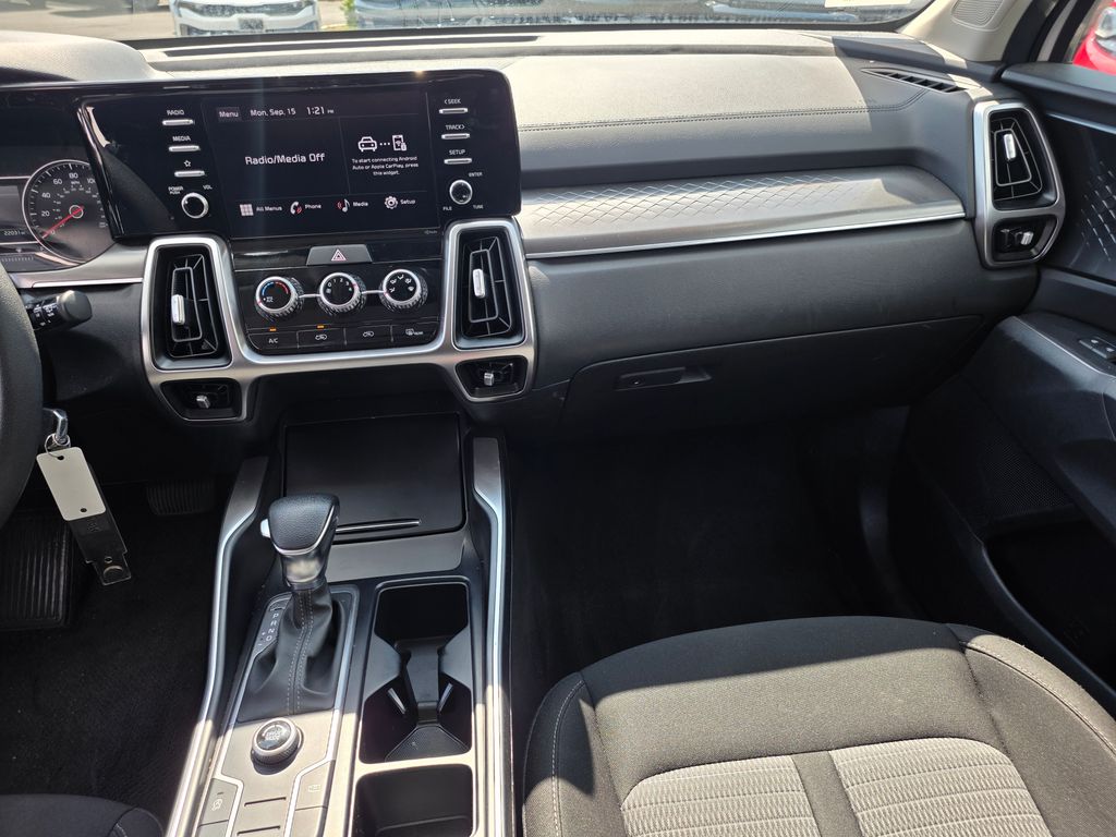 2022 Kia Sorento LX photo 8
