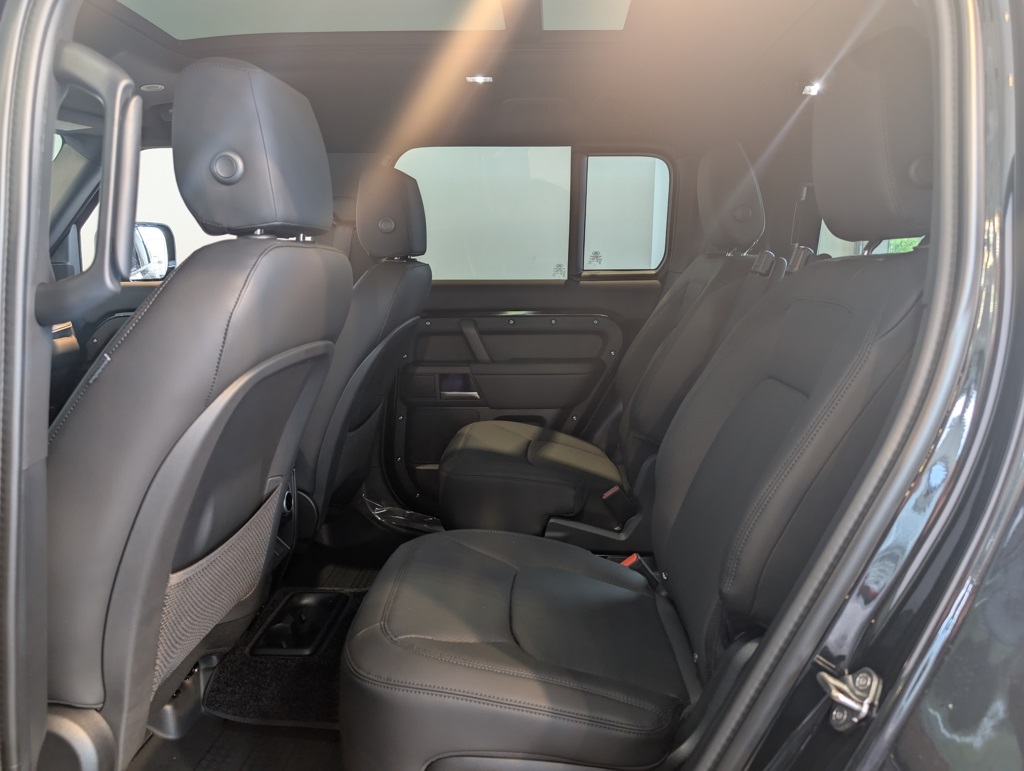 2025 Land Rover Defender 130 X-Dynamic SE photo 24