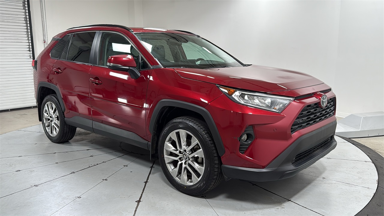 2019 Toyota RAV4 XLE Premium photo 3