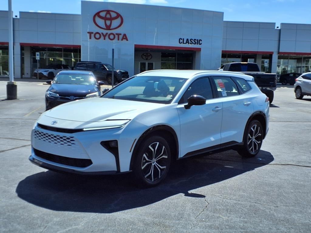 2025 Toyota Crown Signia XLE's photo