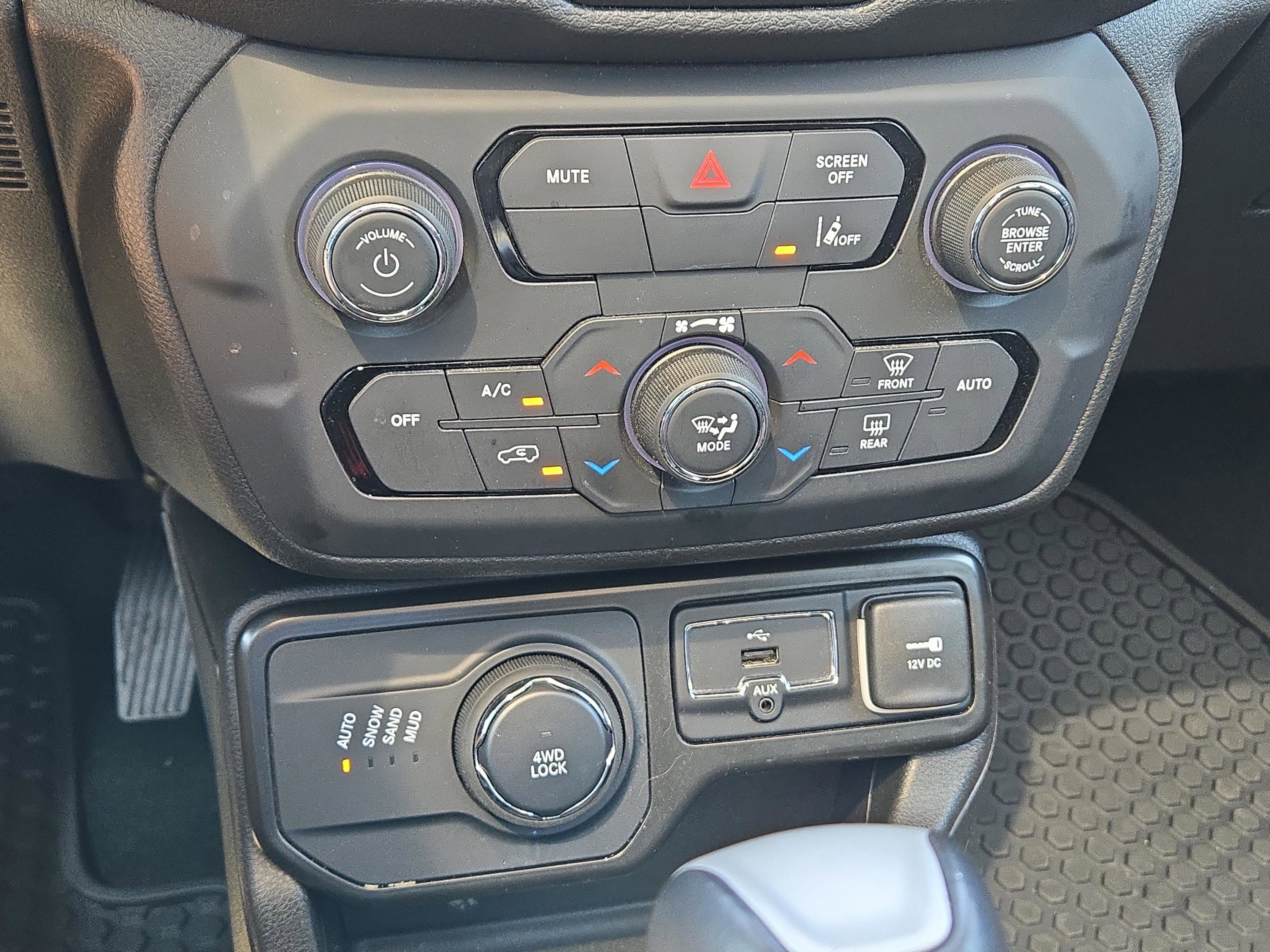 2023 Jeep Renegade Latitude Red Edition photo 19