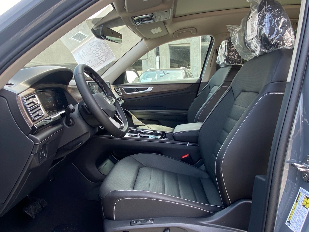 2025 Volkswagen Atlas SEL photo 7