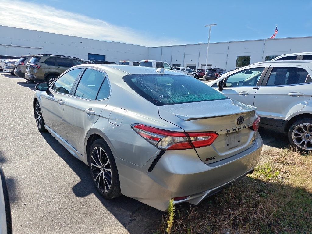 2019 Toyota Camry SE photo 3