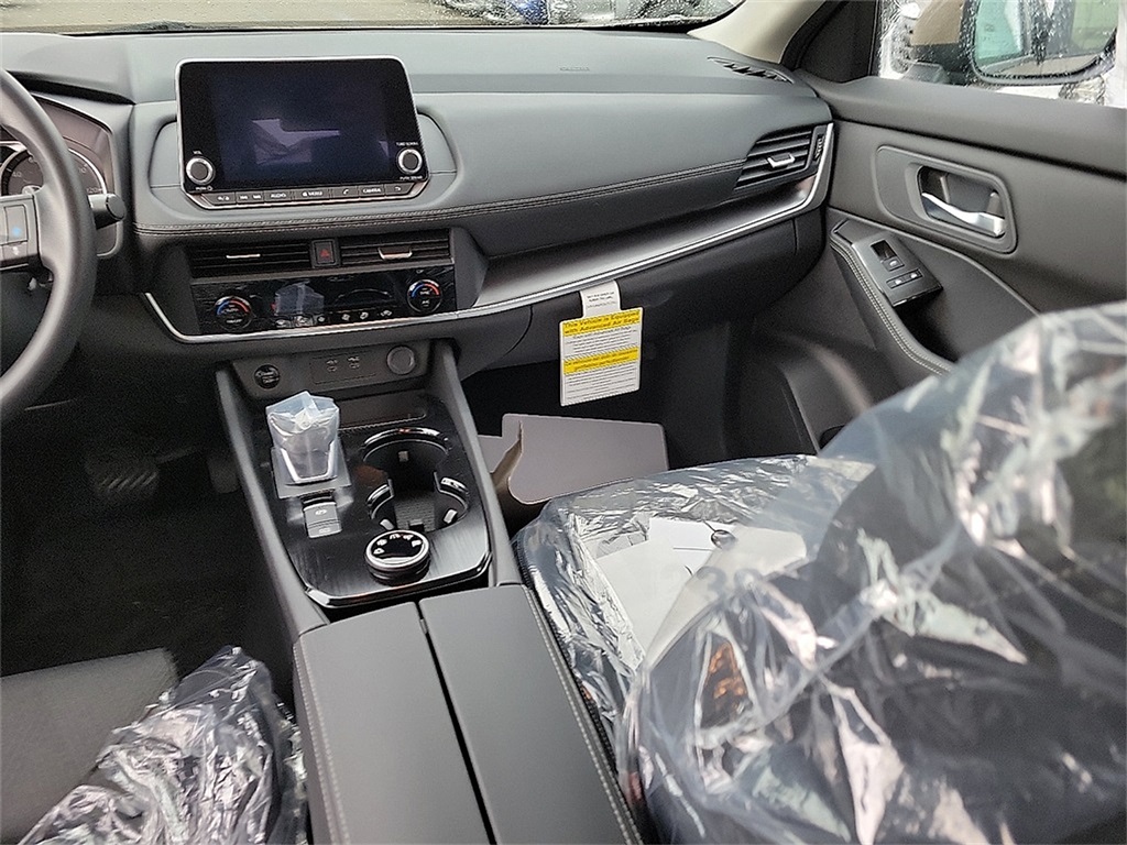 2025 Nissan Rogue SV photo 4