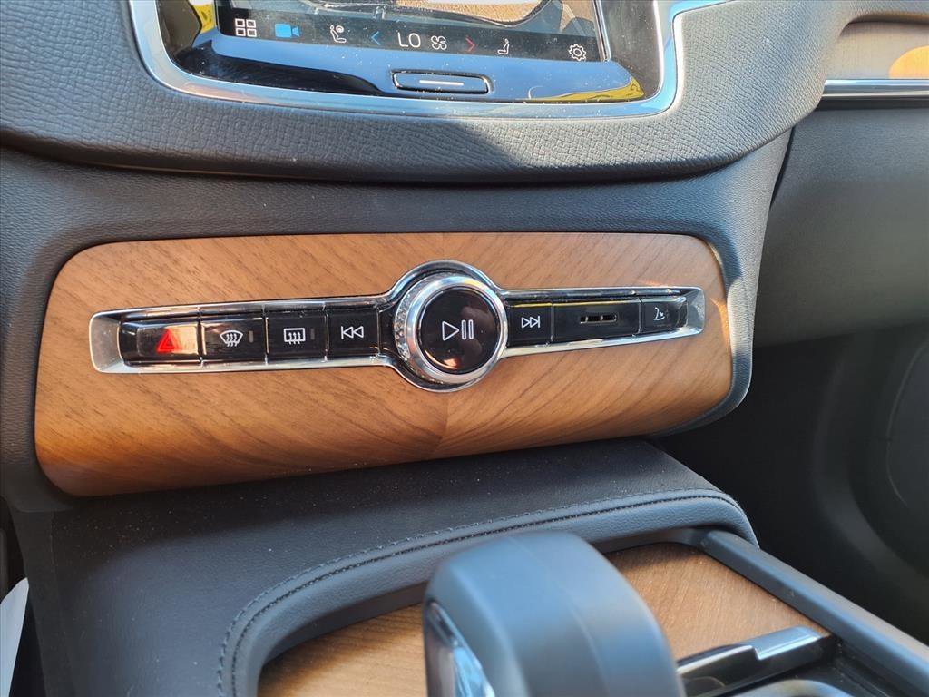 2025 Volvo XC90 B5 Plus photo 18