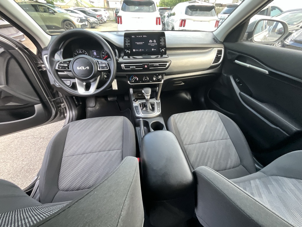 2023 Kia Seltos LX photo 22