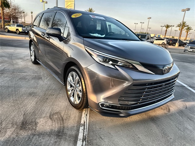 2023 Toyota Sienna Platinum photo 3