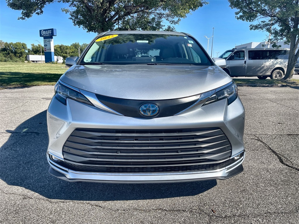 2022 Toyota Sienna XLE photo 3