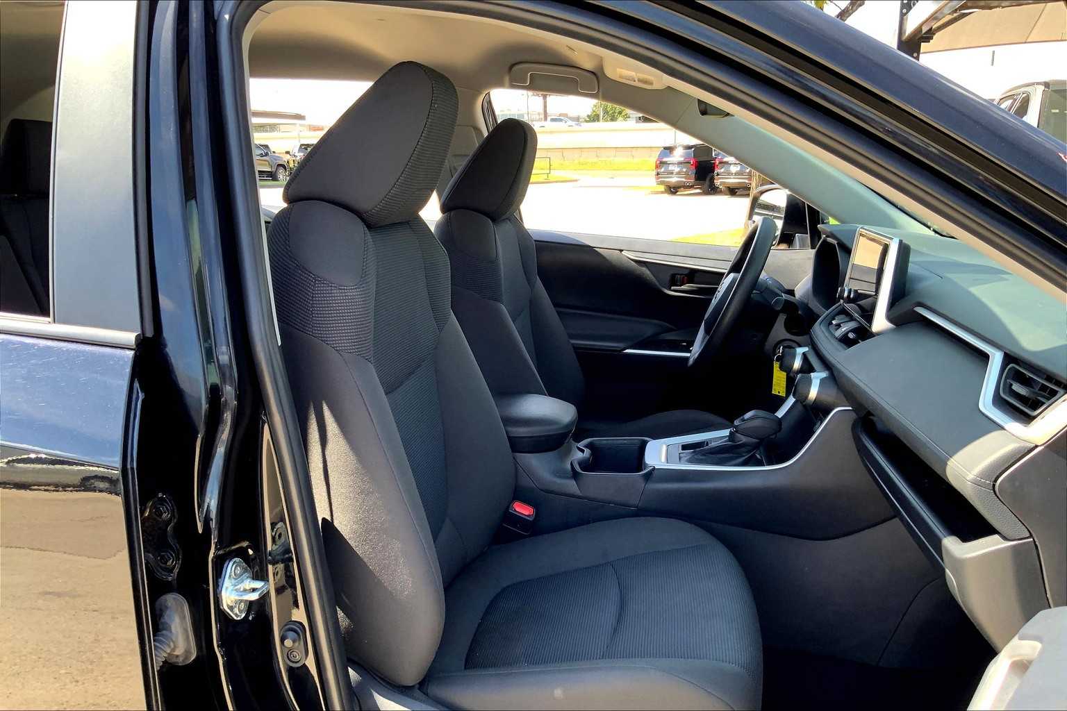 2024 Toyota RAV4 LE photo 8