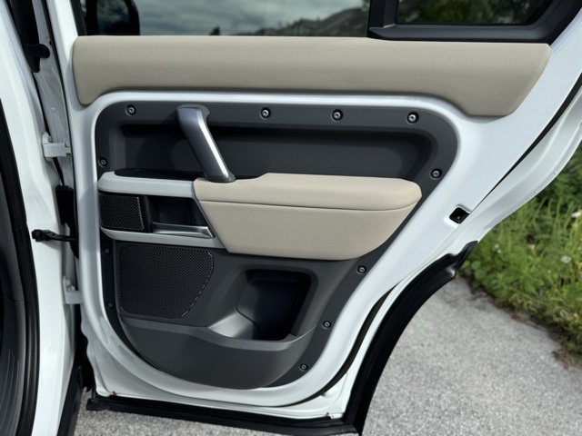 2023 Land Rover Defender 110 X-Dynamic SE photo 16
