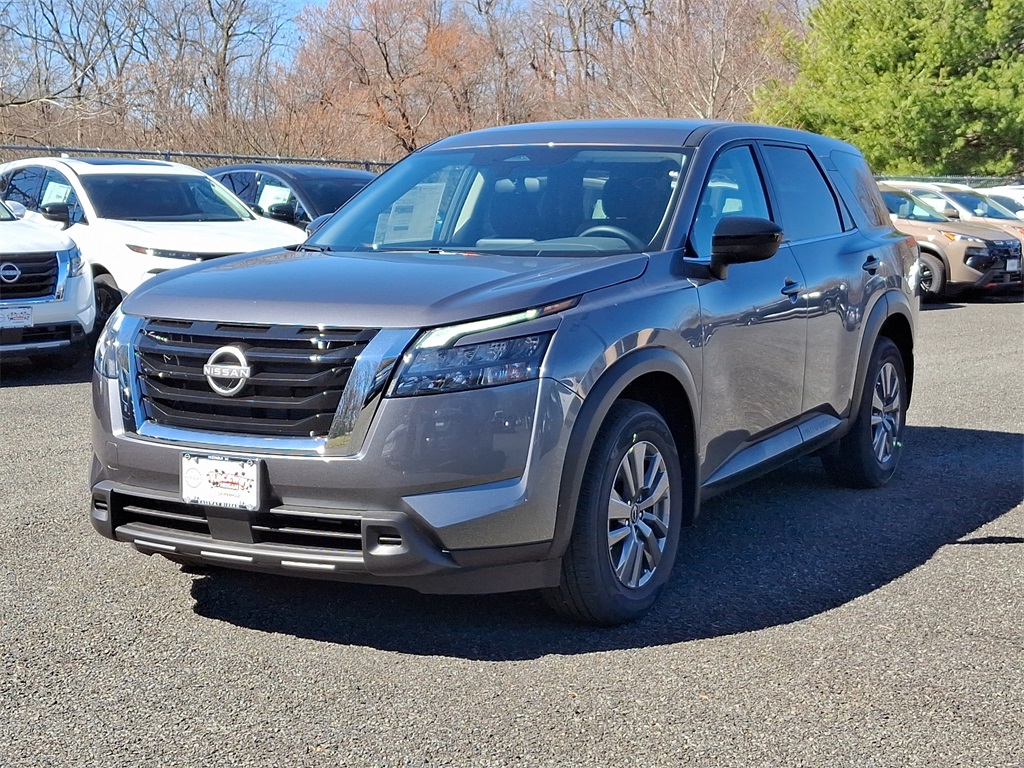 2025 Nissan Pathfinder S photo 2