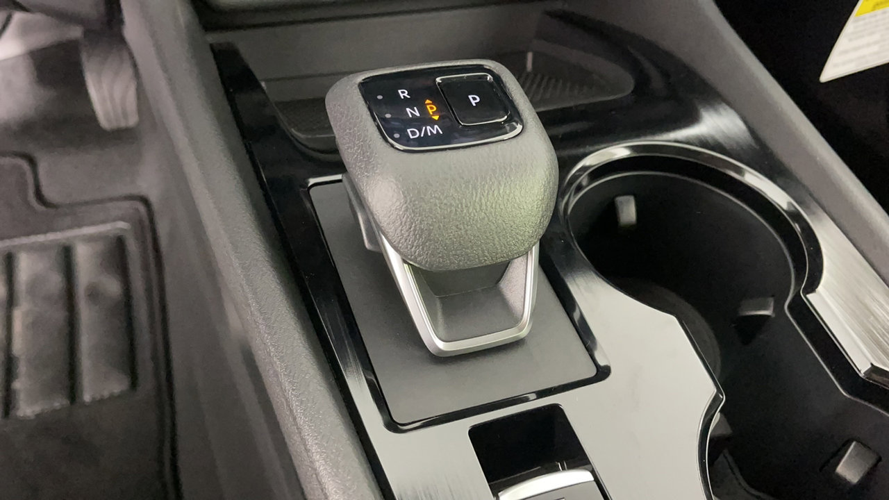 2025 Nissan Rogue SV photo 18
