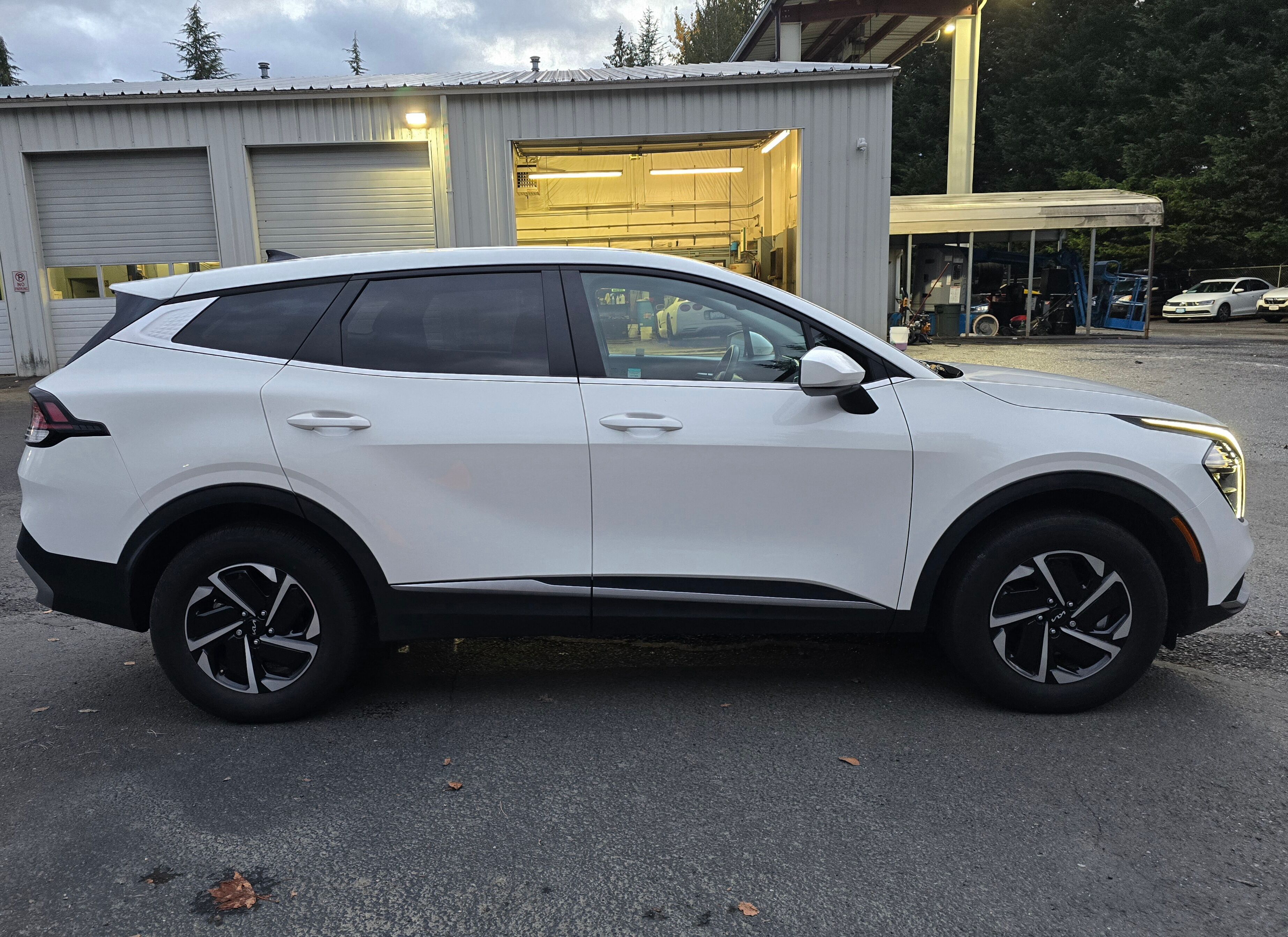 2023 Kia Sportage Hybrid LX photo 2