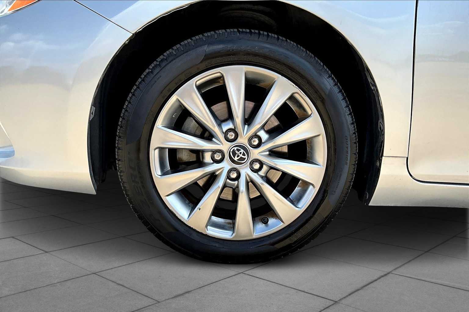 2016 Toyota Camry XLE photo 10