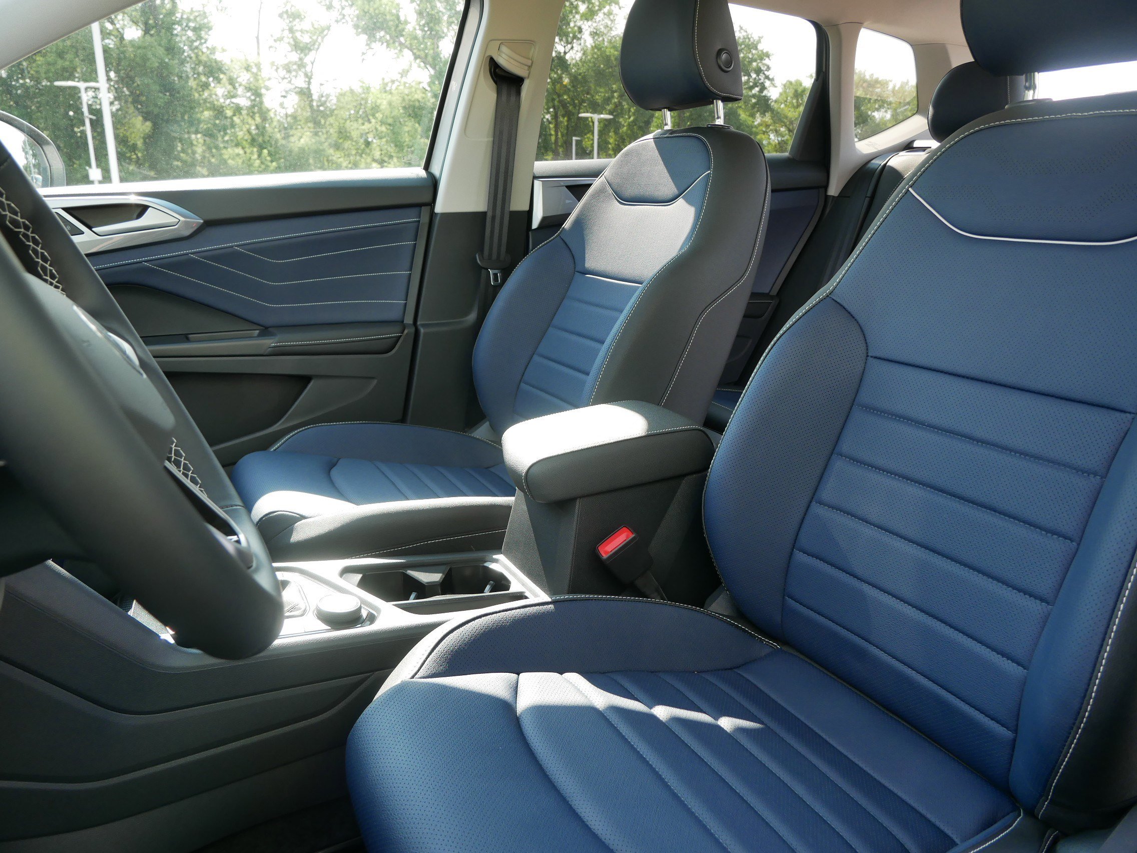 2025 Volkswagen Taos SEL photo 4