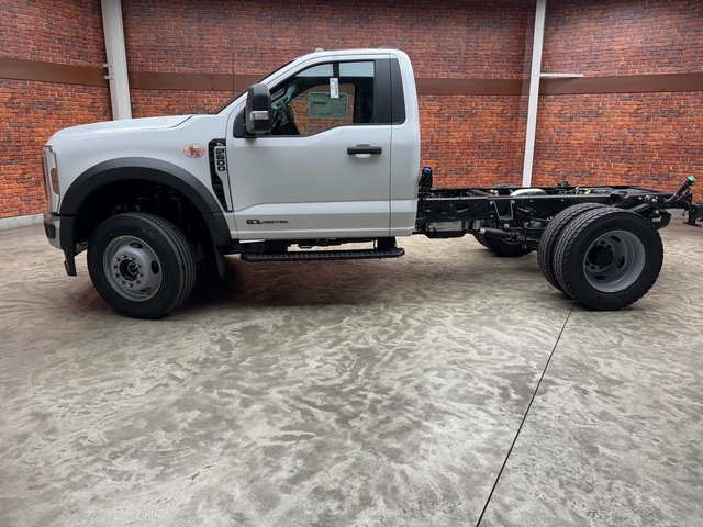 2025 Ford F-600 photo 2
