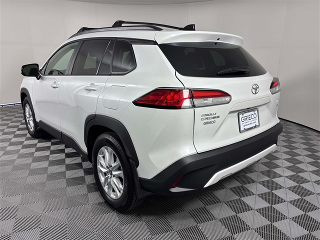 2025 Toyota Corolla Cross LE photo 3