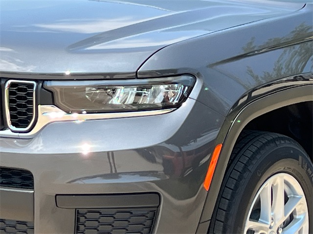 2025 Jeep Grand Cherokee Laredo X photo 2