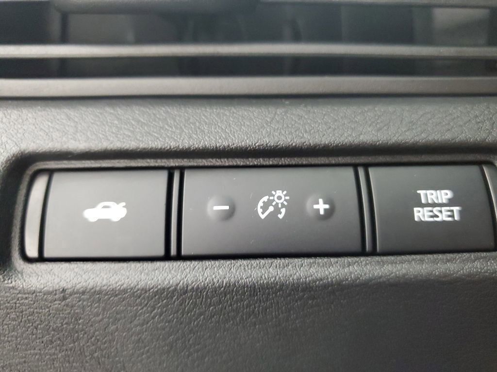 Used 2021 White Nissan 2.5 SR image 31