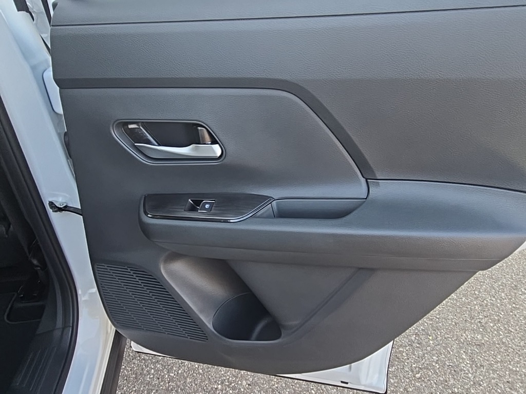 2026 Nissan Kicks SR photo 24