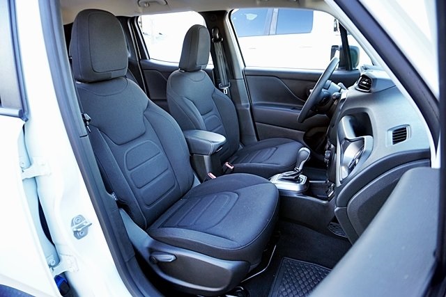 Certified Used 2022 White Jeep Latitude image 11