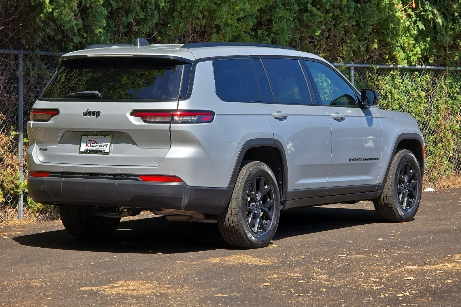 2024 Jeep Grand Cherokee Altitude photo 2