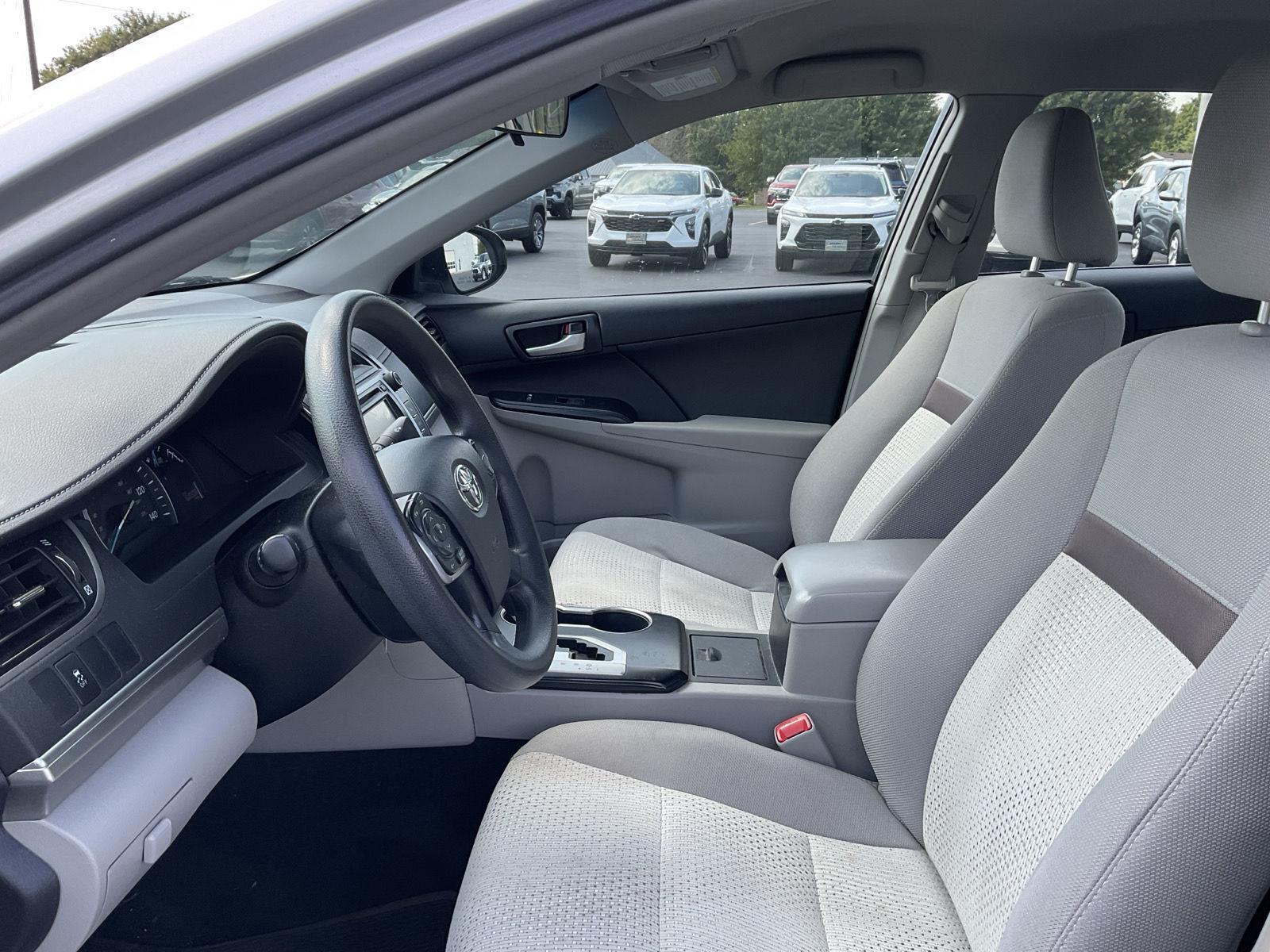2014 Toyota Camry L photo 9