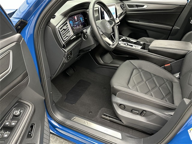 2025 Volkswagen Atlas Cross Sport SE Technology photo 3