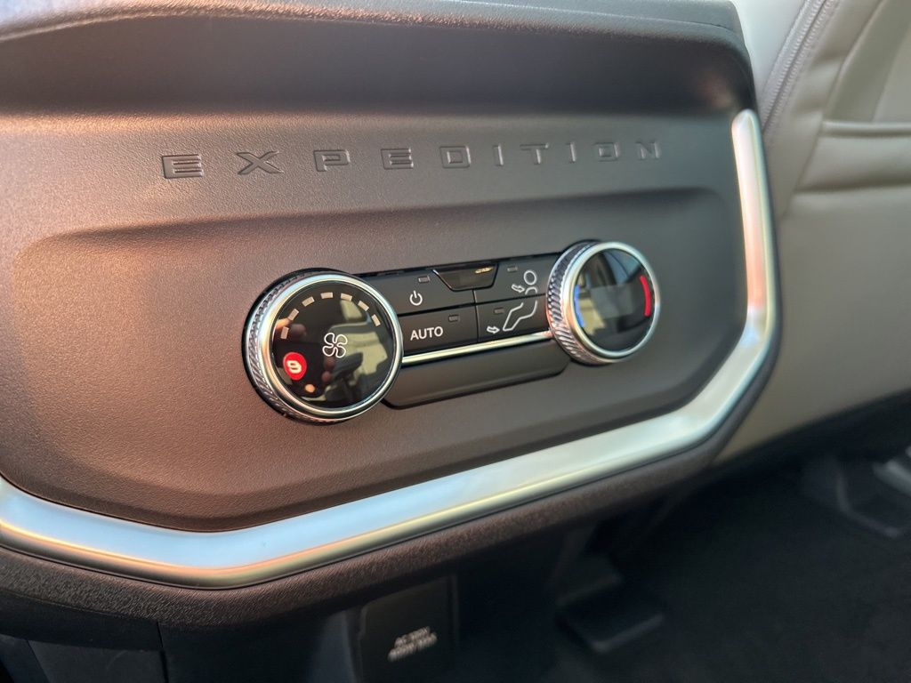 2025 Ford Expedition MAX photo 36