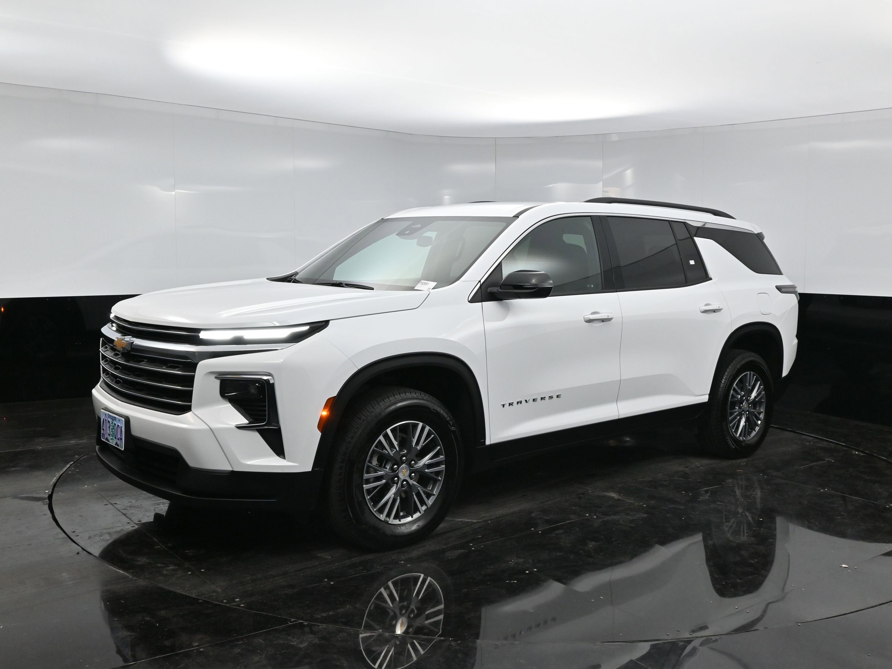 2025 Chevrolet Traverse photo 2