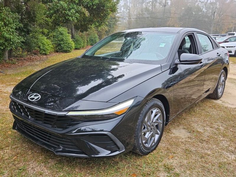2024 Hyundai Elantra SEL photo 3