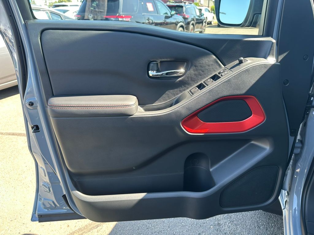 2025 Nissan Frontier PRO-4X photo 13