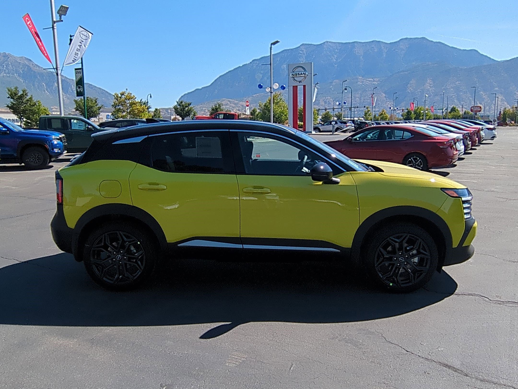 2025 Nissan Kicks SR photo 2