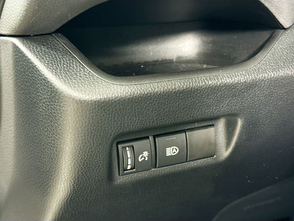 2021 Toyota RAV4 Hybrid XLE photo 9