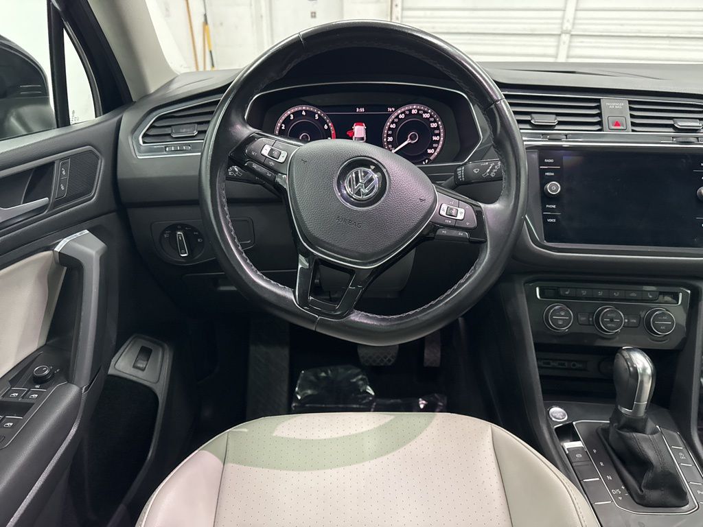 2019 Volkswagen Tiguan SEL R-Line photo 17